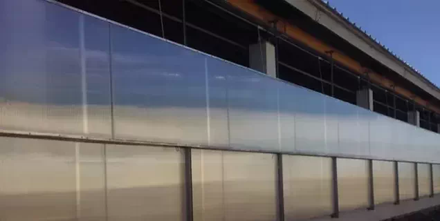 Прочные и легкие окна из поликарбоната с высокой светопроницаемостью