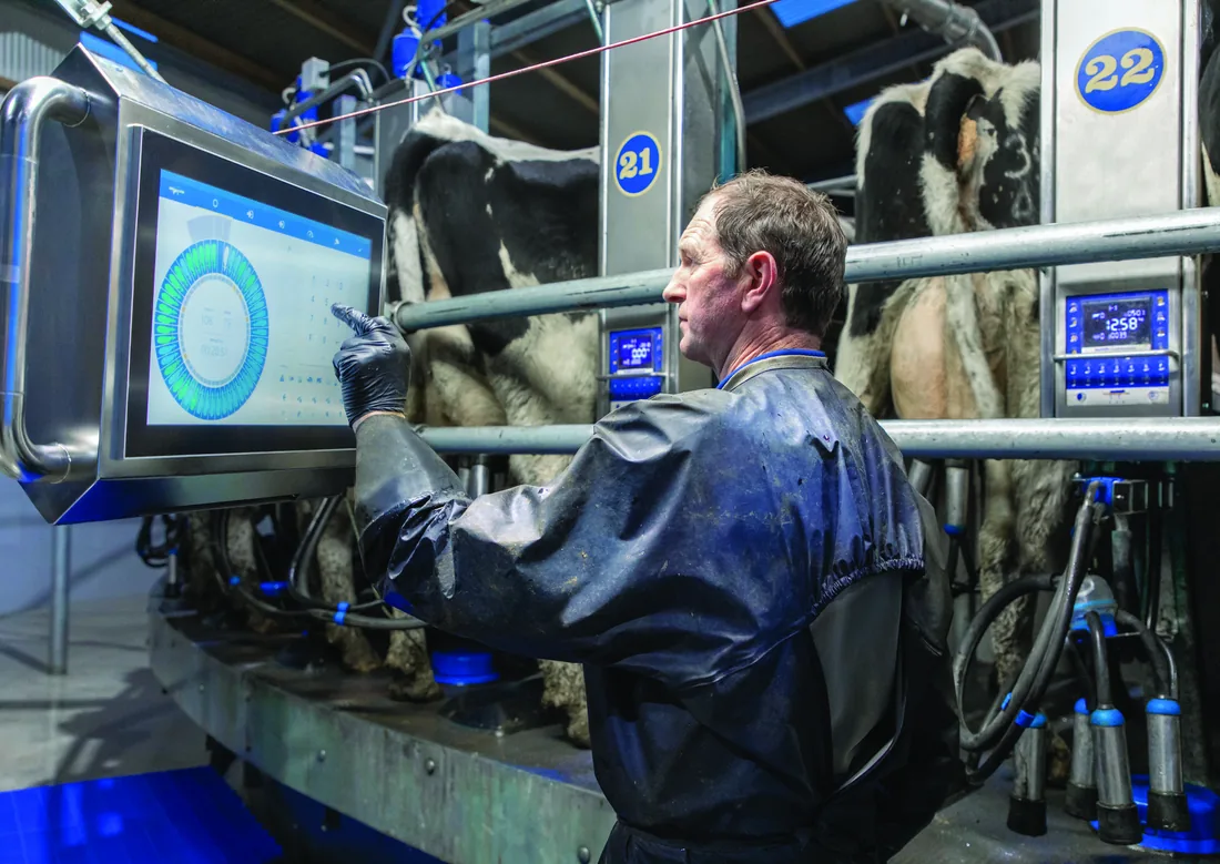 Оператор управляет каруселью через сенсорную панель Mission Control от Dairymaster