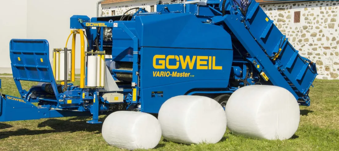 Пресс-обмотчик GÖWEIL VARIO-Master V140 и готовые тюки сенажа в белой плёнке